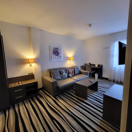 Kyriad Saint Quentin En Yvelines - Montigny Esterno foto