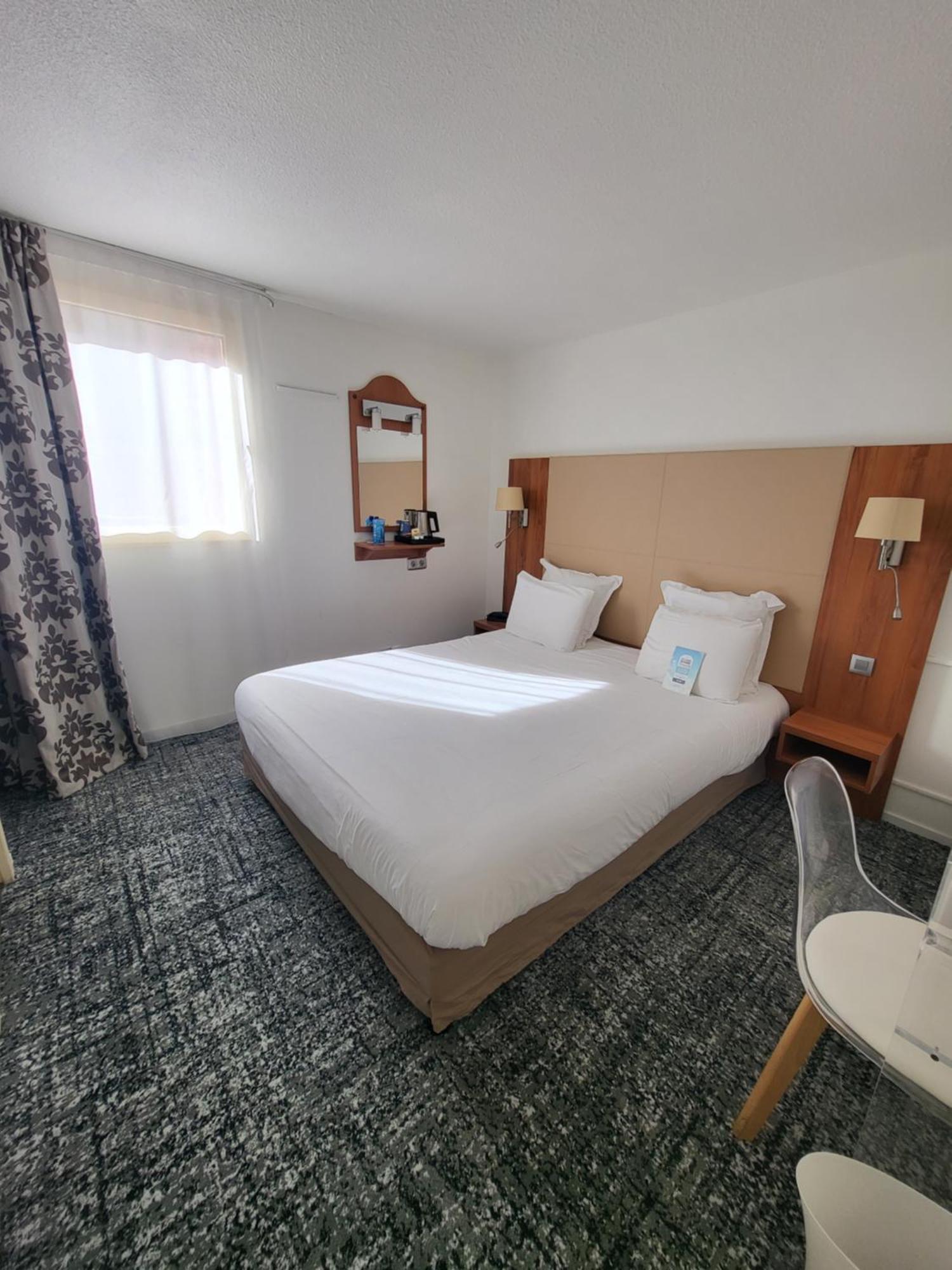 Kyriad Saint Quentin En Yvelines - Montigny Esterno foto