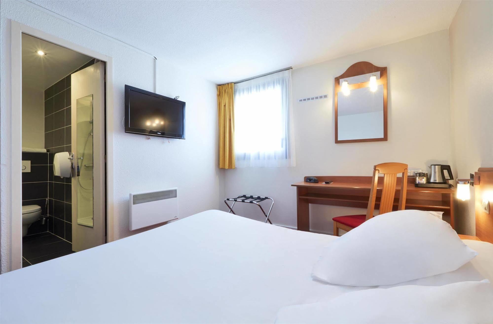 Kyriad Saint Quentin En Yvelines - Montigny Esterno foto