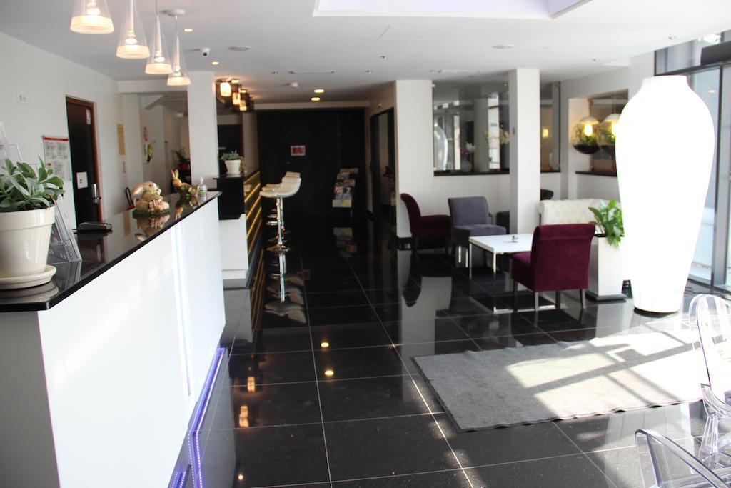 Kyriad Saint Quentin En Yvelines - Montigny Esterno foto